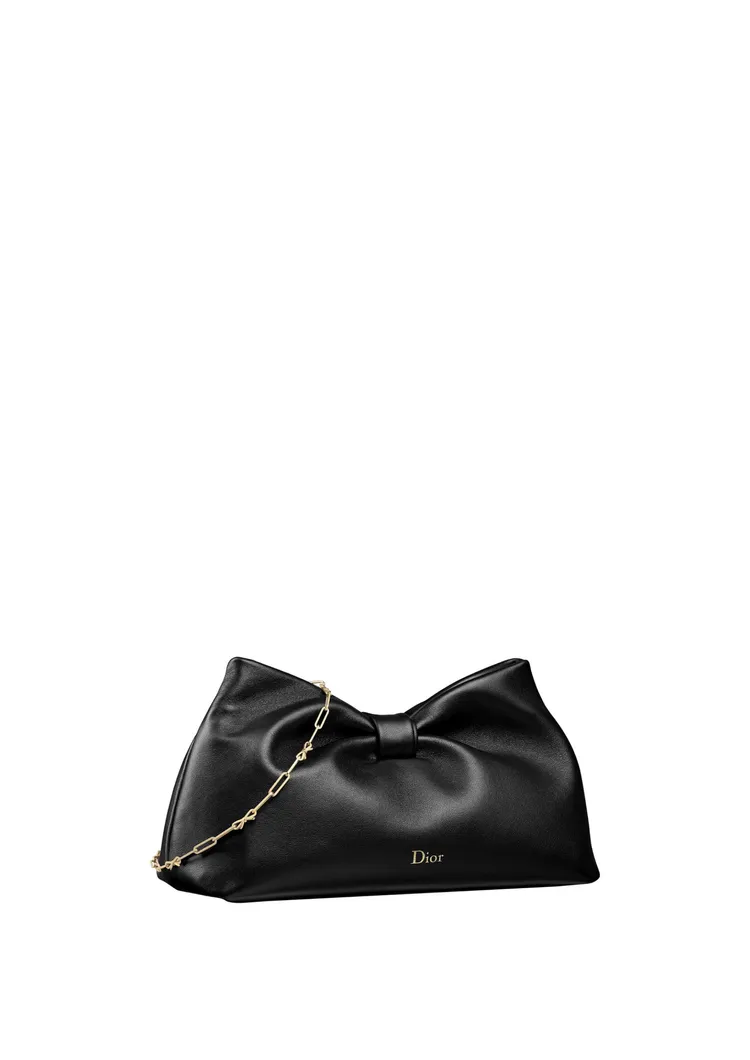 Dior Bow黑色小羊皮中型肩背包，15萬5000元。品牌提供