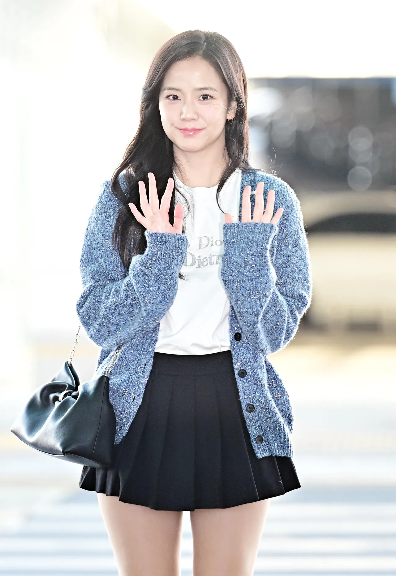 Jisoo啟程前往巴黎，準備欣賞Dior 2026秋冬大秀。品牌提供