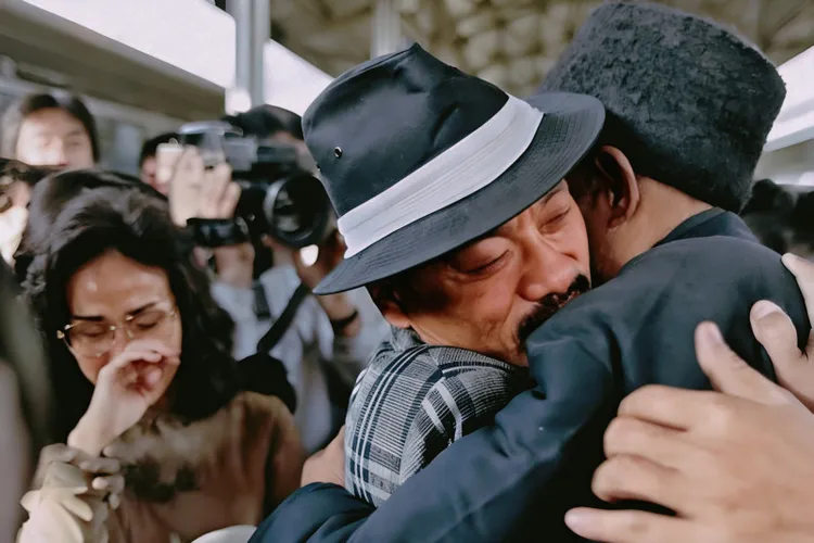 凌峰（左）與大舅重逢。財團法人民族文化教育基金會提供