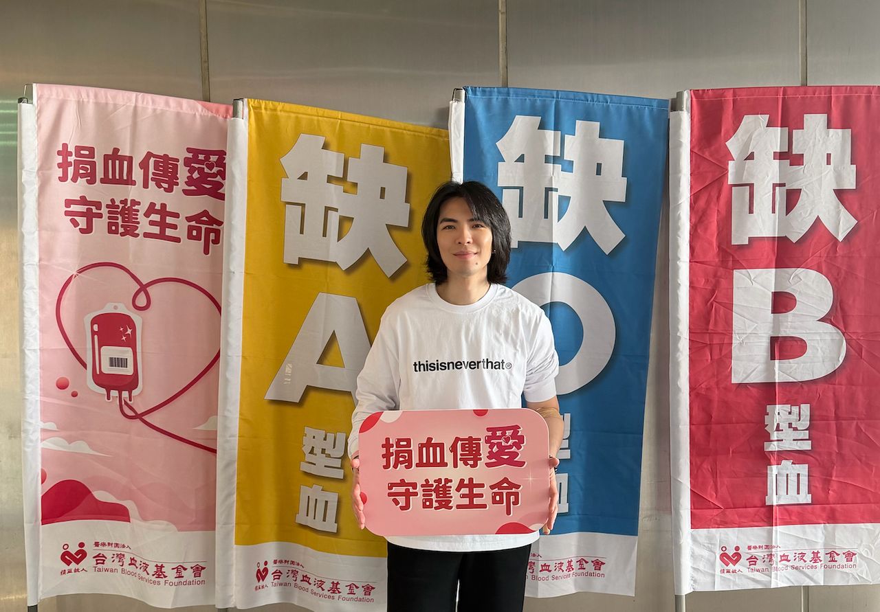 有片|蕭敬騰攜手愛妻挽袖捐血 心疼不斷安撫「她超怕」