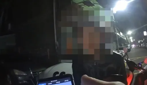 騎士「安全帽沒扣好」被開單　畫面曝光引熱議！信義分局說話了