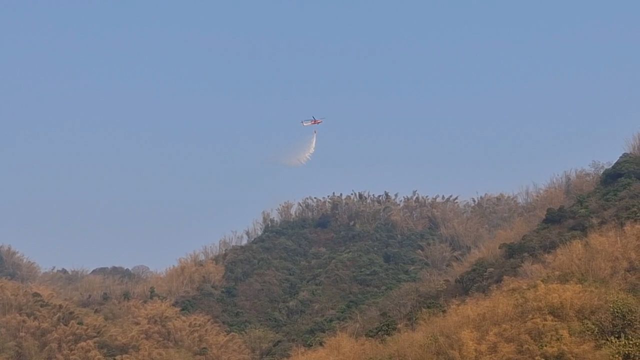 美濃公墓火燒山近24小時還在燒!黑鷹直升機出動投水