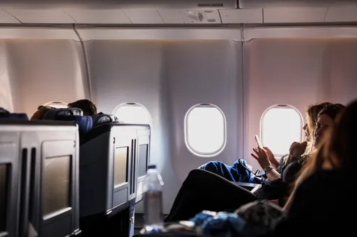 機票被取消7次！她崩潰砸25萬搶頭等艙回國　苦衷曝光