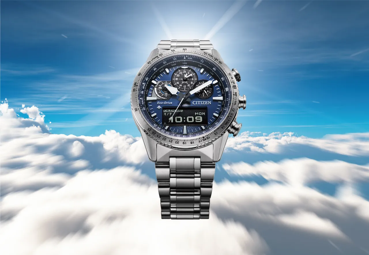 CITIZEN PROMASTER系列光動能液晶顯示世界時間飛行腕錶JV2000-51L，2萬9300元。品牌提供