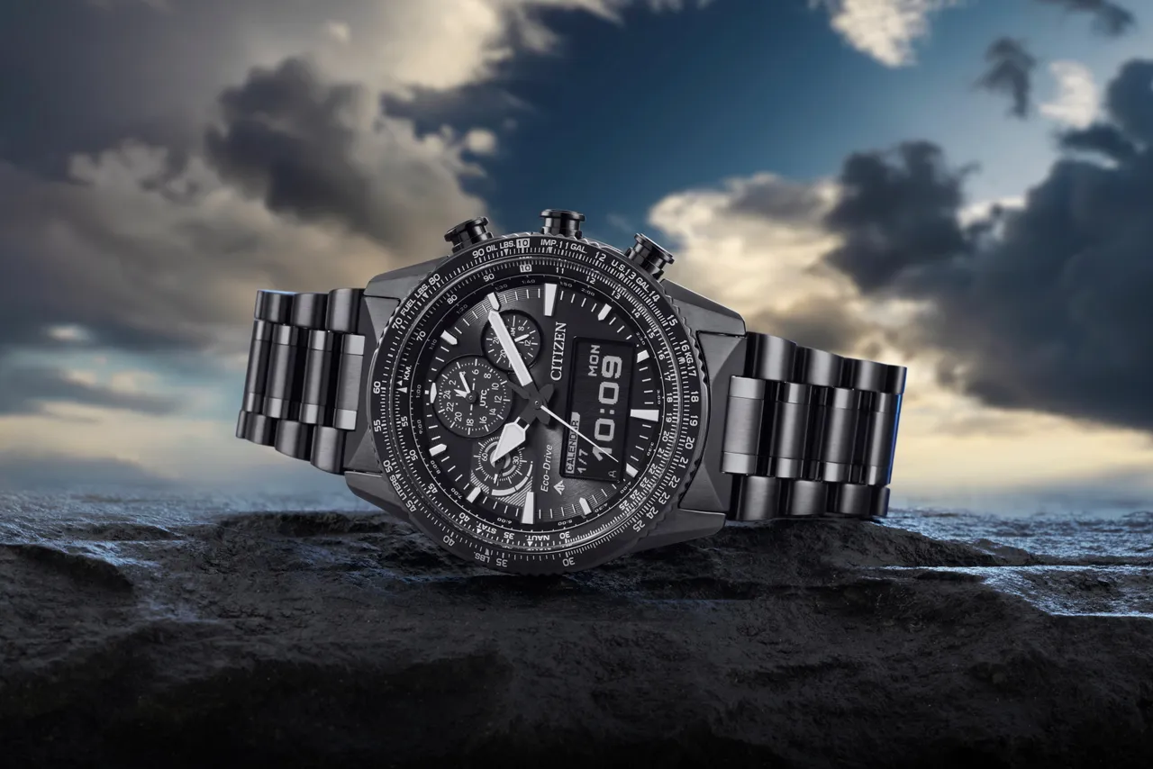 CITIZEN PROMASTER系列光動能液晶顯示世界時間飛行腕錶JV2005-58E，3萬800元。品牌提供