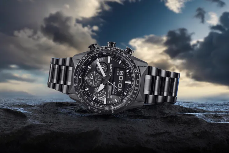 CITIZEN PROMASTER系列光動能液晶顯示世界時間飛行腕錶JV2005-58E，3萬800元。品牌提供