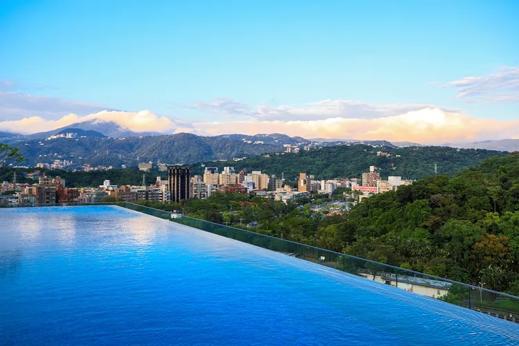 台北士林萬麗酒店擁有少數可遠眺陽明山綠意與城市天際線的高空無邊際泳池，將自然山景與城市景觀融為一體，展現靜謐且開闊的北市特有度假氛圍。台北士林萬麗酒店提供