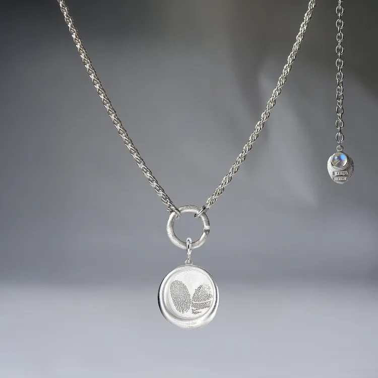 「心動旅程．雙人印記」住房專案可體驗「草山金工」士林門市最新品「Baby Bijoux系列」封蠟章銀墜系列或經典手作銀戒擇一。台北士林萬麗酒店提供