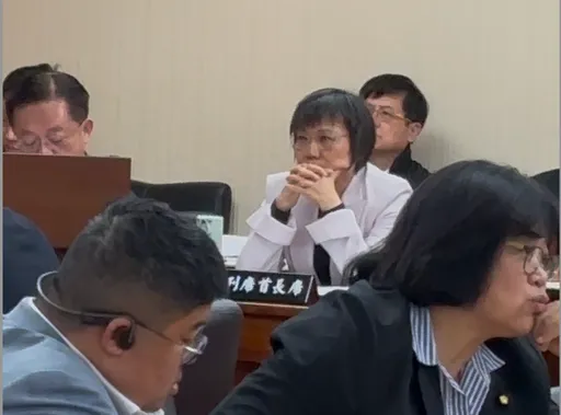 被問拒李貞秀質詢！劉世芳怒瞪記者：「我覺得受到騷擾」離遠一點