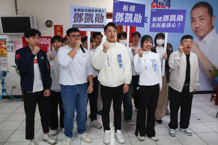 國民黨前發言人鄧凱勛在北市松信區議員參選人楊智伃陪同下，完成新北市板橋區市議員參選登記。鄧凱勛提供