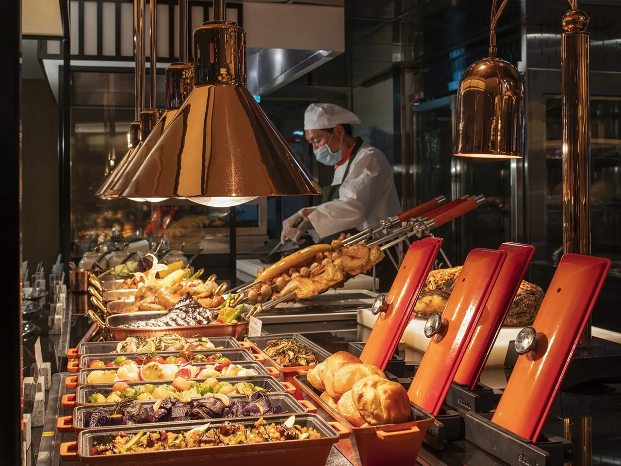 遠東Café推出女王節線上快閃優惠餐券，用滿桌美味海陸料理與繽紛甜點，歡慶閃耀三月。台北遠東香格里拉提供