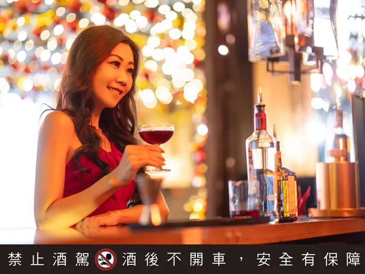 「閃耀女王・尊寵假期」Spa住房專案包含李白居兩杯特調飲品，不論是微醺雞尾酒或清新無酒精系列，皆能增添假期儀式感。北遠東香格里拉提供