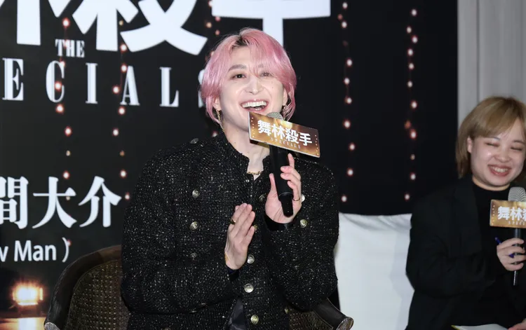 佐久間大介看到舞台燈光突然變暗，機智唱生日快樂歌，為愛貓慶生。莊宗達攝