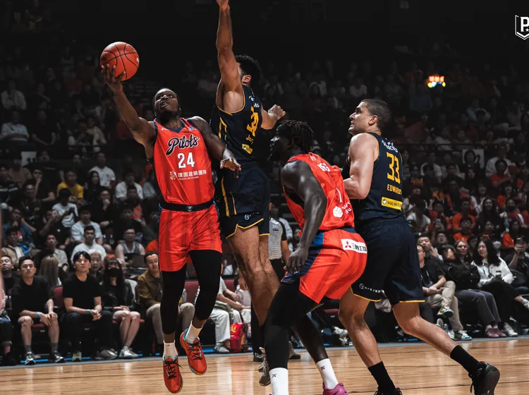 葛拉漢(左1)。領航猿