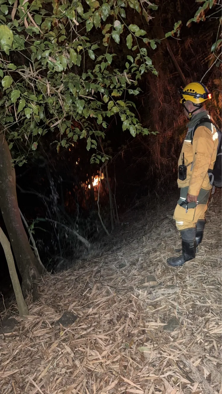 消防隊徹夜警戒。翻攝畫面