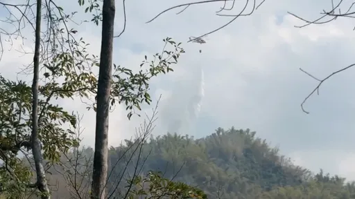 高雄美濃雜草火警！燒26小時　空勤出動直升機滅火