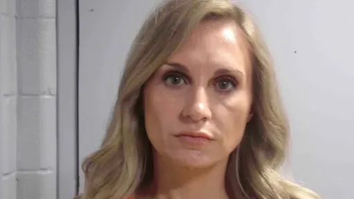 43歲女市長泳池趴嘿咻兒子16歲朋友　未成年兒女都直擊過程