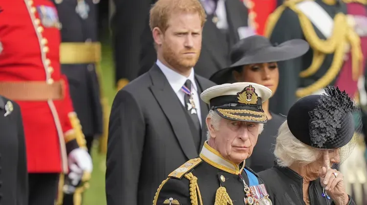 哈利（後）與父親查爾斯三世目前關係疏遠。美聯社資料照
