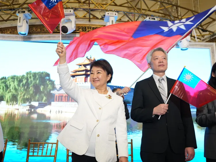 盧秀燕出席紐約僑界歡迎晚宴，受到數百名僑胞熱烈歡迎並爭相握手合照。台中市府提供