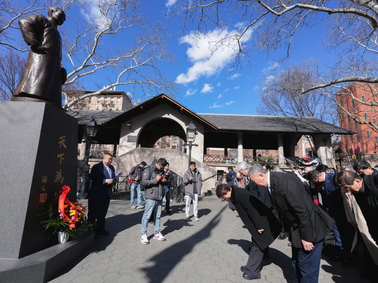 中市長盧秀燕於美東時間3月14日首度以市長身分訪問紐約，拜會紐約中華公所主席伍銳賢等僑界領袖，並赴哥倫布公園向國父銅像90度鞠躬獻花致敬。