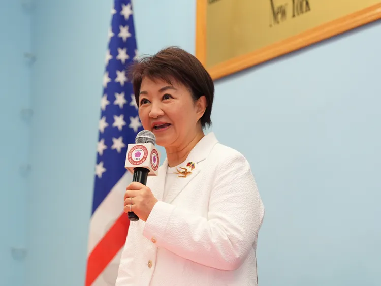 中市長盧秀燕於美東時間3月14日首度以市長身分訪問紐約，拜會紐約中華公所主席伍銳賢等僑界領袖，並赴哥倫布公園向國父銅像90度鞠躬獻花致敬。台中市府提供