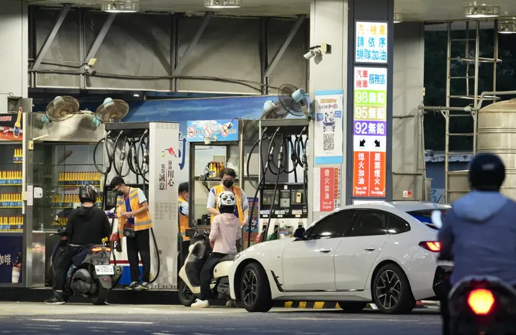 今依油價公式估算且納入亞鄰最低價機制後，下週汽油每公升估仍飆漲3.6元至3.7元，柴油大漲1.0元至1.1元，漲幅創下史上新高。圖為台灣中油加油站。彭欣偉攝