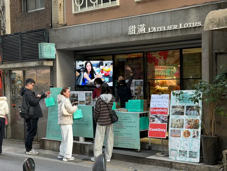 台灣知名伴手禮「甜滿牛軋餅」吸引大量排隊人潮。江宜潔攝