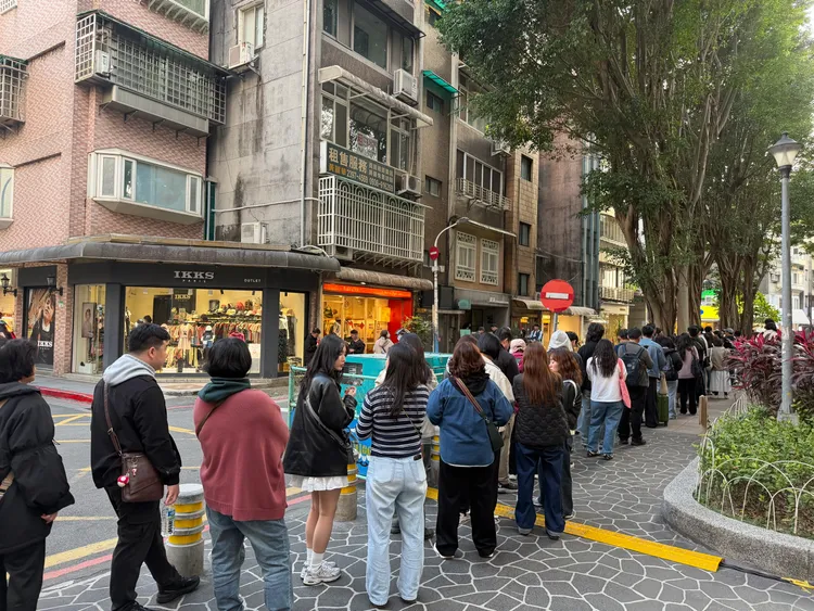 台灣知名伴手禮「甜滿牛軋餅」吸引大量排隊人潮。江宜潔攝