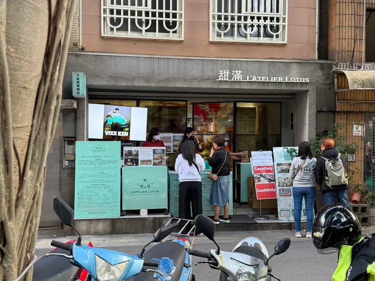 台灣知名伴手禮「甜滿牛軋餅」吸引大量排隊人潮。江宜潔攝