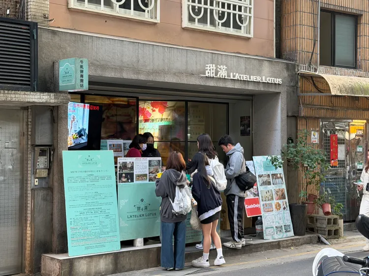 台灣知名伴手禮「甜滿牛軋餅」吸引大量排隊人潮。江宜潔攝