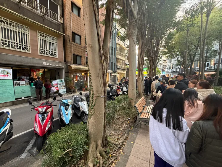 台灣知名伴手禮「甜滿牛軋餅」吸引大量排隊人潮。江宜潔攝