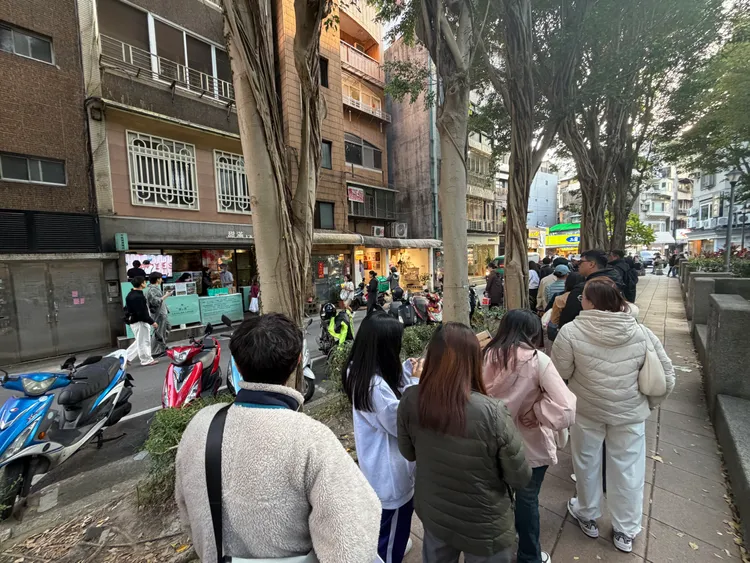 台灣知名伴手禮「甜滿牛軋餅」吸引大量排隊人潮。江宜潔攝