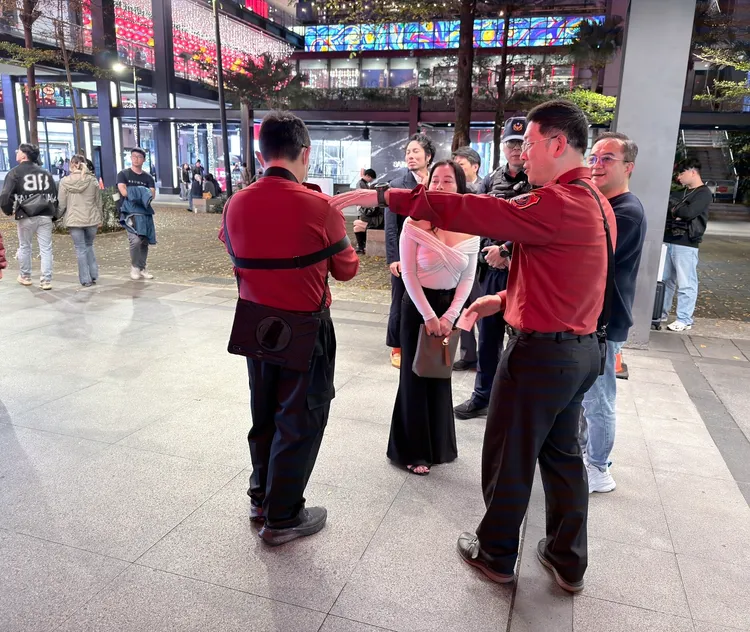 消防局派員向主辦單位指導消防安全事宜。翻攝畫面