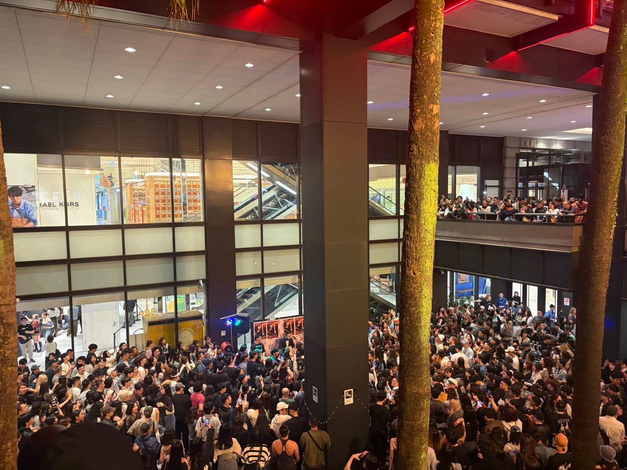 「泰勒絲之夜 4.0」300人新光A8前有秩序唱跳 信義警揭5天前曾做這件事