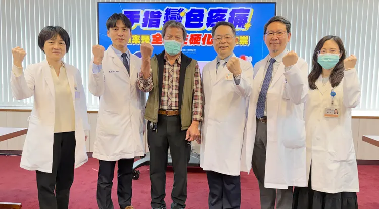 邱先生(左3)因在天冷時見手指異常變紫色就醫，在中榮團隊給予免疫調節藥物治療後改善，重返職場。中榮提供