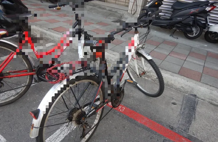 騎士擦撞腳踏車，造成女子受傷。翻攝畫面