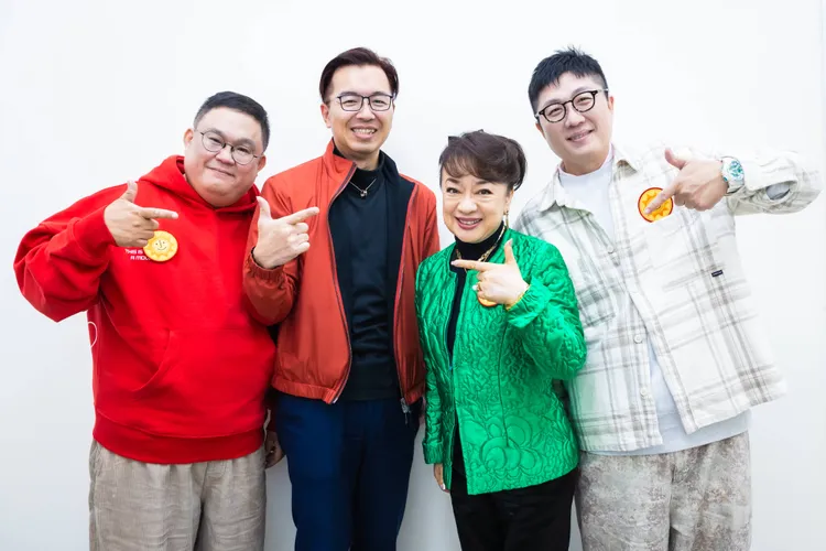 台灣大哥大共同投資出品電影《陽光女子合唱團》繼日前勇奪「台片影史票房第一」寶座後，台灣售票金額持續飆破7.3億，即將邁向台灣影史票房總榜(含好萊塢電影)前10名。(左起：導演林孝謙、台灣大內容發展副總經理鄭偉柏、主演翁倩玉、編劇呂安弦)