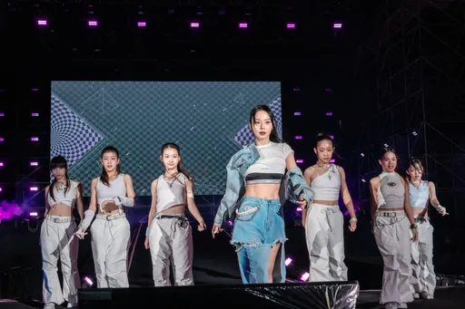 直擊｜「台版 Jennie」有夠像！中空超辣秀纖腰空降高雄 　一顰一笑激似本尊