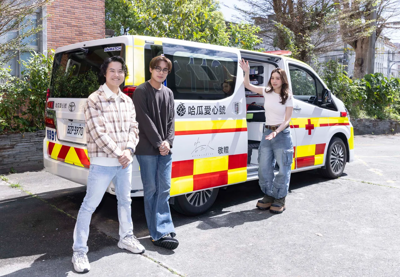 告五人捐贈救護車。相信音樂提供