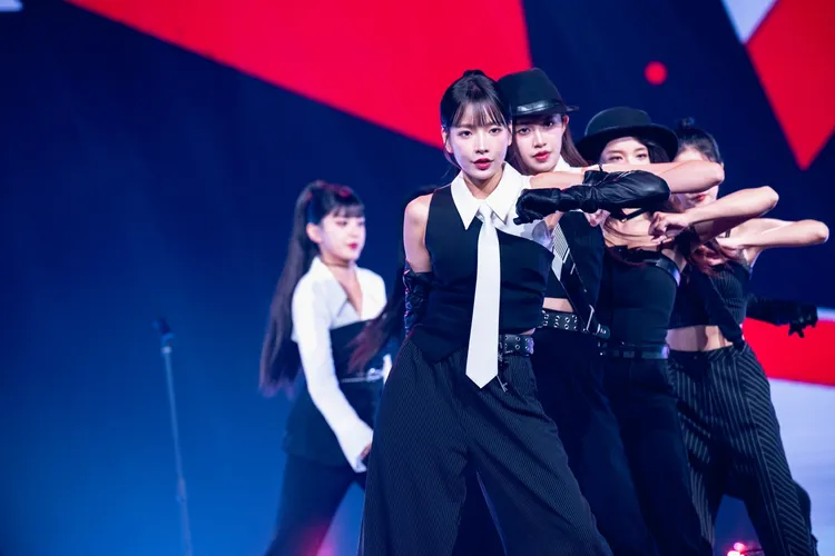 表演高難度男團歌曲〈Black Suit〉，海莉面臨挑戰。緯來電視網提供