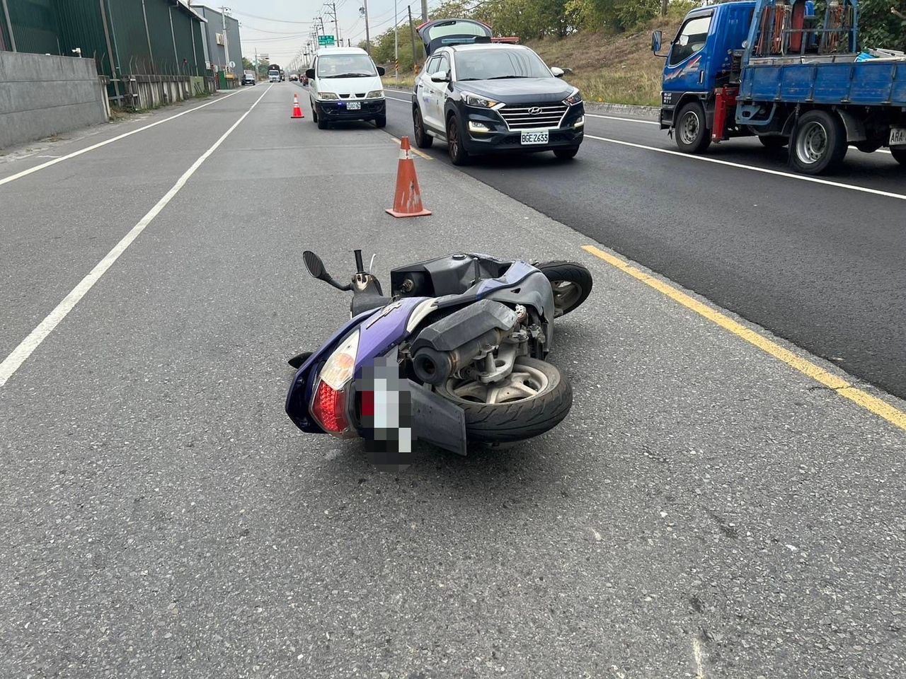 高雄大寮機車偏向對向車道擦撞大貨車!騎士當場遭輾死