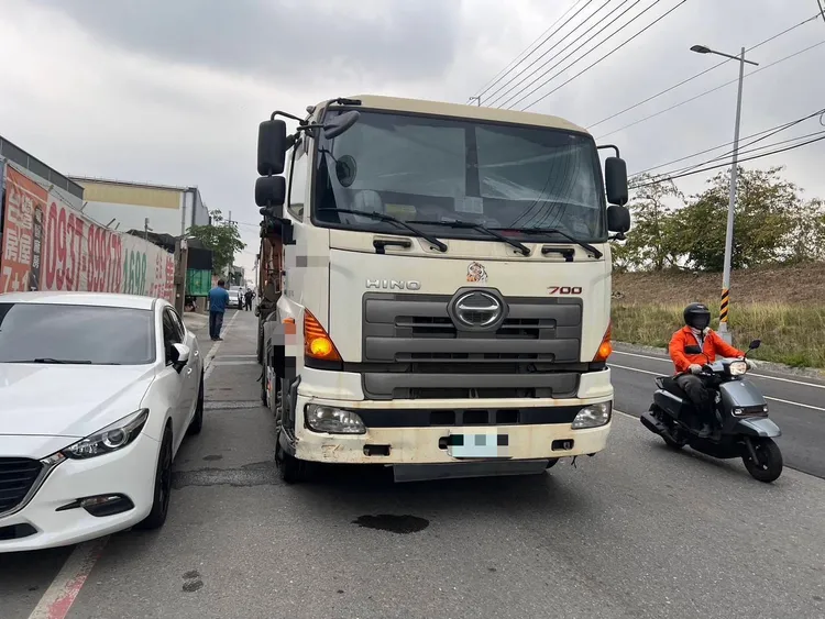 機車擦撞大貨車，騎士遭輾死。翻攝畫面