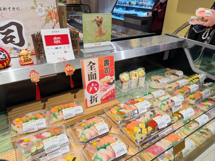 與美食街常並置的百貨超市也是省錢幫手，接近晚間都會貼出熟食特價標籤。莊偉祺攝