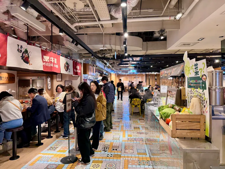 新光三越指出，美食街逐步走向客單價約400至500元的店中店型態。莊偉祺攝