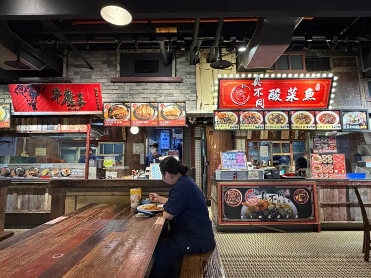 板橋大遠百B2為主要美食街樓層，其開放式座位區包含常見的雙拼牛排鐵板麵每套430元、酸菜魚每份298元。莊偉祺攝