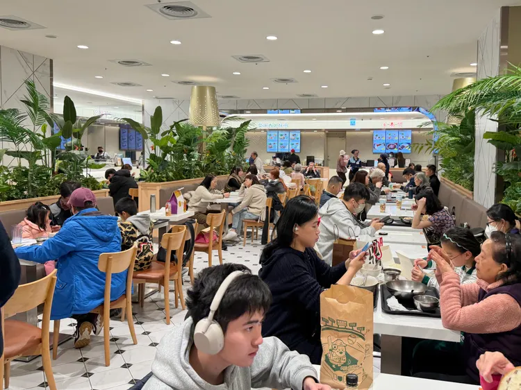 遠東SOGO台北復興館美食街剛進行開幕18年來首次大改裝，座位區特別規劃單人、雙人與多人座位。莊偉祺攝