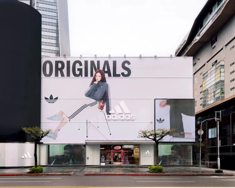 adidas Originals將信義品牌概念店換上宋雨琦最新形象視覺。品牌提供