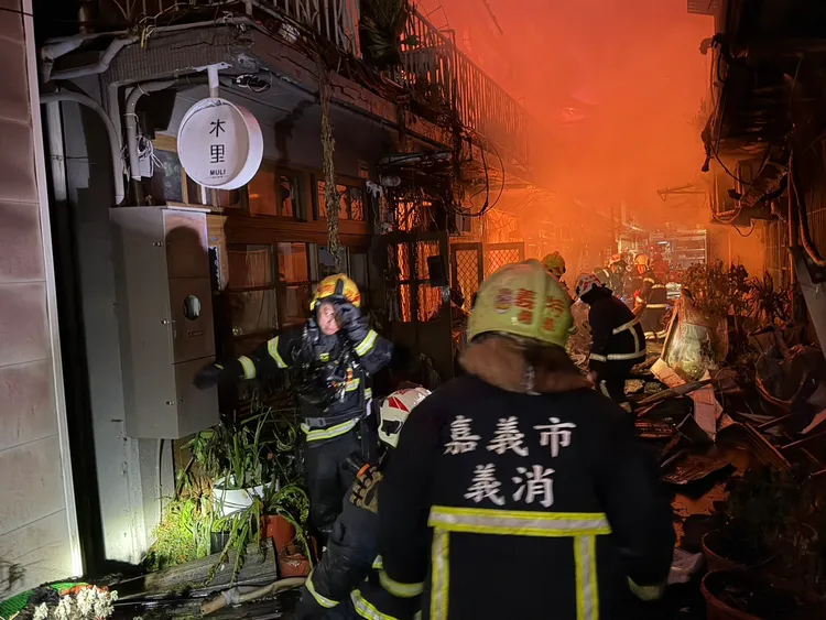 所幸住戶均及時逃出並未有人受困，僅1名男子手部、臉部燒燙傷送醫。民眾提供