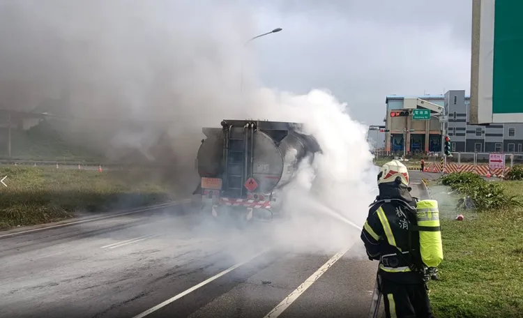 警消灌救。桃園市消防局提供