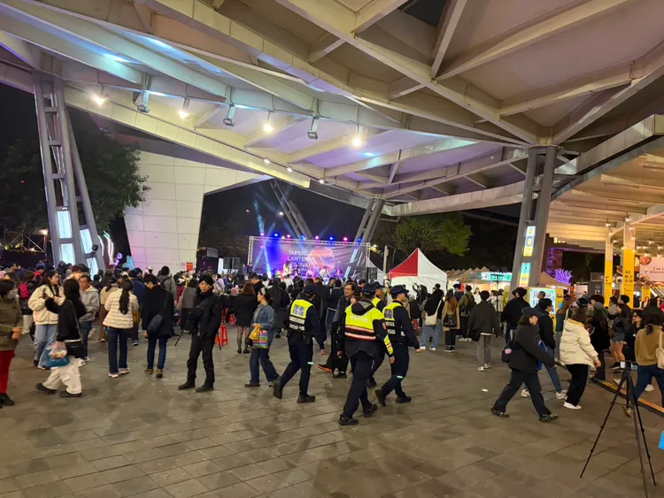 警方於燈節場地加強巡邏。翻攝畫面